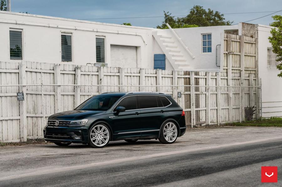  Volkswagen Tiguan R-Line on Vossen Wheels (CV10) 2019 года  (фото 22 из 36)